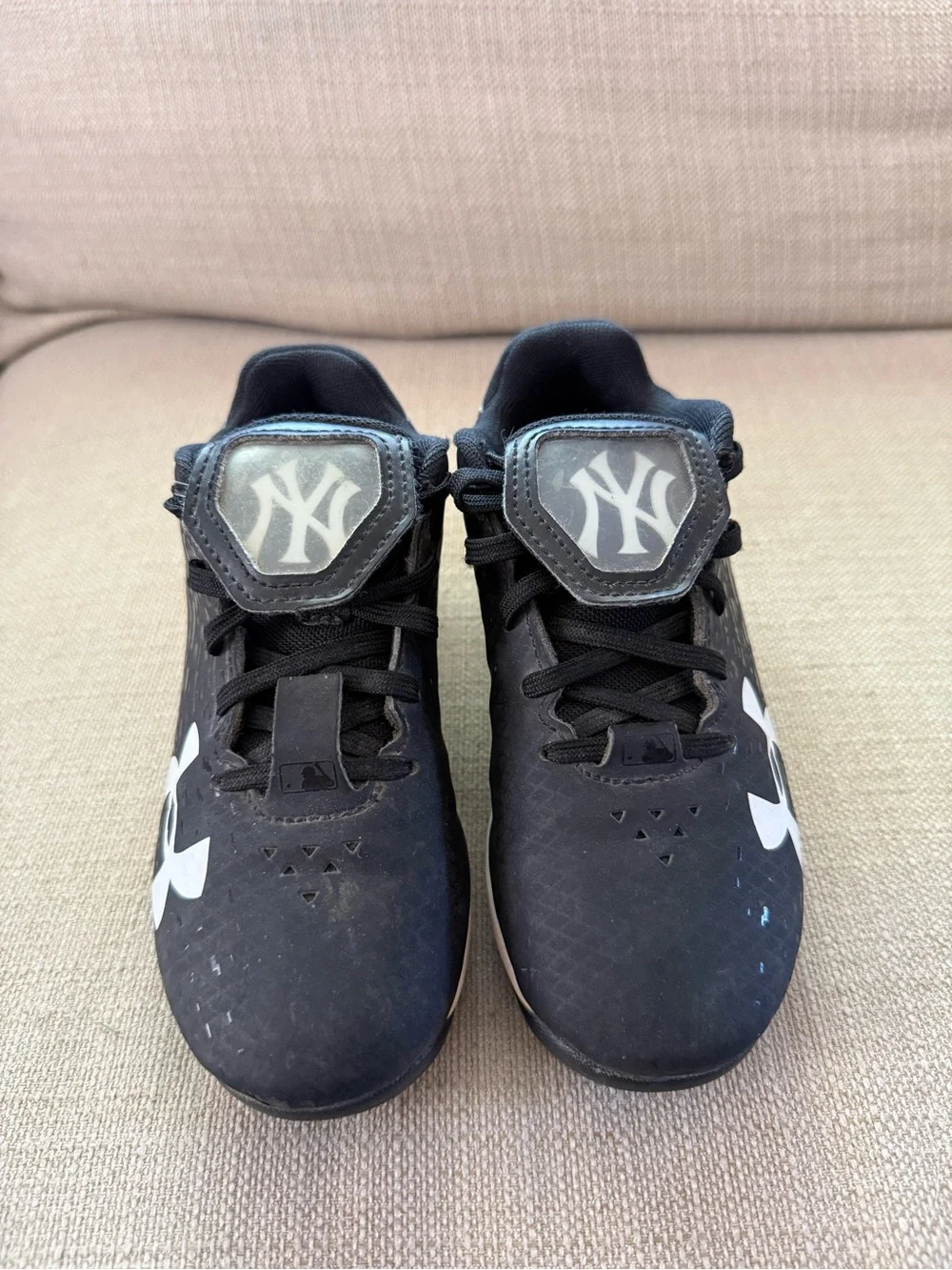 Under Armor Boys UA MLB SWITCH LOW JR BASEBALL SIZE 12K